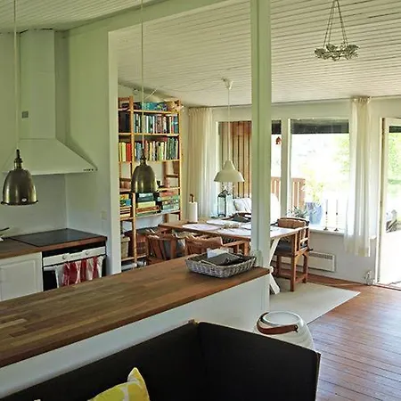 Cozy Only About 200 Metres From The Water